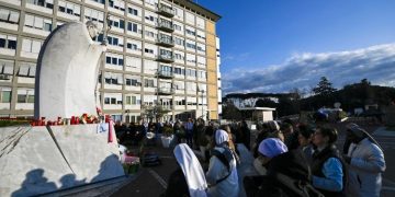 Personas particulares y religiosas acuden todos los días a orar por la salud del papa Francisco en las afueras del Hospital Policlínico Gemelli, en Roma.