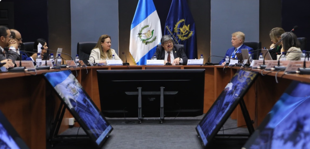 En el Salón Mayor del Ministerio de Gobernación (Mingob), zona 1 capitalina, se llevó a cabo la Primera Reunión Ordinaria de la Comisión Nacional Contra la Violencia Armada. / Foto: Mingob