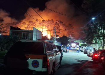 Conred inicia evacuación de personas por incendio en San Miguel Petapa