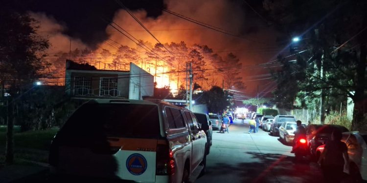 Conred inicia evacuación de personas por incendio en San Miguel Petapa