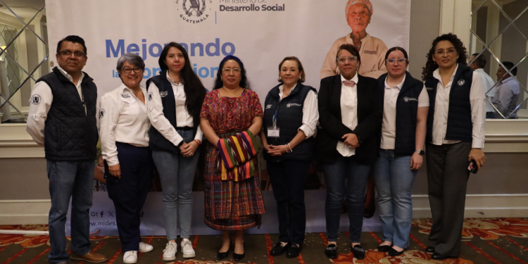 Mides y autoridades municipales analizan mejoras en el programa Comedor Social. / Foto: Mides.