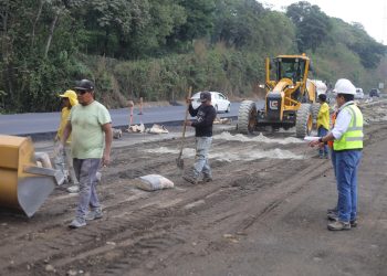 Avanzan los trabajos en el kilómetro 44 de autopista Palín-Escuintla. / Foto: CIV.