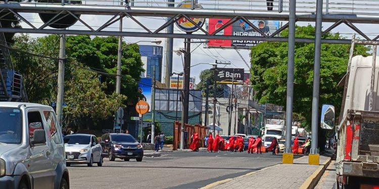 Ministro de Gobernación señala retiro de bloqueos. / Foto: PMT.
