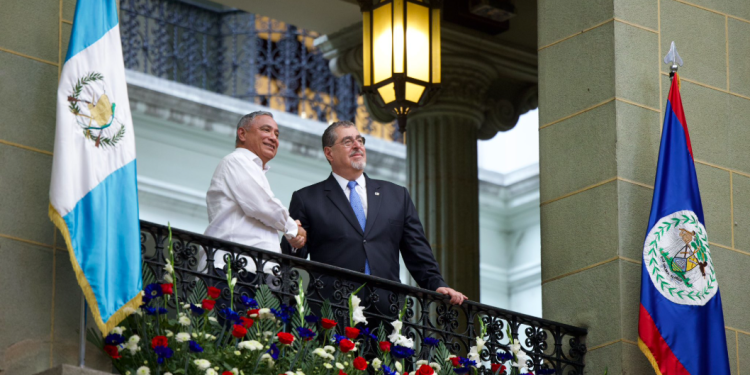 Presidente Bernardo Arévalo y el primer ministro de Belice, John Briceño. / Foto: Archivo SCSP.