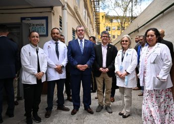 “Debemos garantizar el acceso a la salud”, presidente Arévalo en su visita al Ministerio de Salud