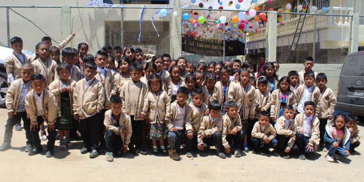 Niños cuentan con aulas equipadas con tecnología en Santa María Chiquimula