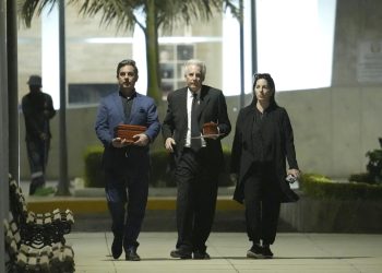 Los tres hijos de Mario Vargas Llosa llevando las cenizas de su padre. / Foto: EFE.