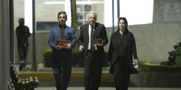 Los tres hijos de Mario Vargas Llosa llevando las cenizas de su padre. / Foto: EFE.