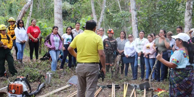 Mujeres participan en taller sobre técnicas para el control de incendios forestales en Petén