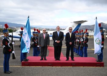 Presidente Bernardo Arévalo arriba a Honduras para participar en la Cumbre de Celac