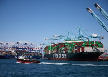 Fitch Ratings prevé consecuencias en la economía mundial por los aranceles anunciados. / Foto: EFE.