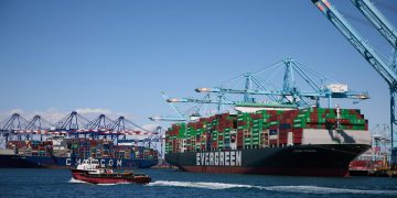 Fitch Ratings prevé consecuencias en la economía mundial por los aranceles anunciados. / Foto: EFE.