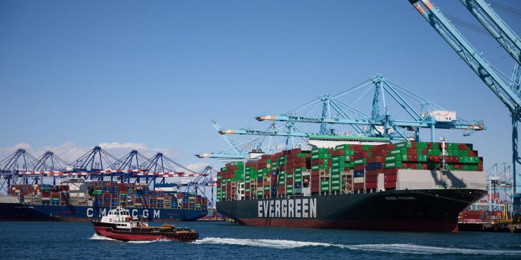 Fitch Ratings prevé consecuencias en la economía mundial por los aranceles anunciados. / Foto: EFE.