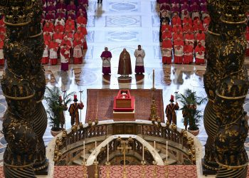 El féretro abierto del papa Francisco, en la basílica de San Pedro ante el Altar de la Confesión. / Foto: EFE.