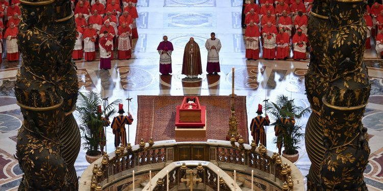 El féretro abierto del papa Francisco, en la basílica de San Pedro ante el Altar de la Confesión. / Foto: EFE.