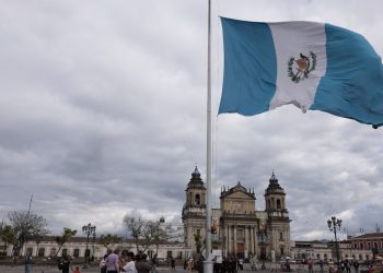 La bandera de Guatemala ondea a media asta en señal de duelo por la muerte del papa Francisco. /Foto: Noé Pérez