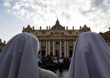 Decenas de personas se congregan frente a la basílica de San Pedro luego de que el Papa falleciera por un ictus cerebral.