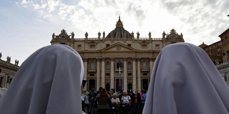 Decenas de personas se congregan frente a la basílica de San Pedro luego de que el Papa falleciera por un ictus cerebral.