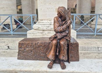 Vista de frente la nueva escultura en la Plaza de San Pedro representa a una persona sin hogar.