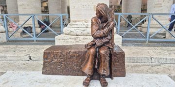 Vista de frente la nueva escultura en la Plaza de San Pedro representa a una persona sin hogar.