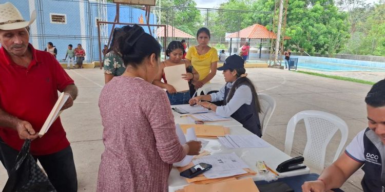 Familias de más de 50 comunidades de Chiquimula se benefician con el Bono Social como parte de la iniciativa Mano a Mano.