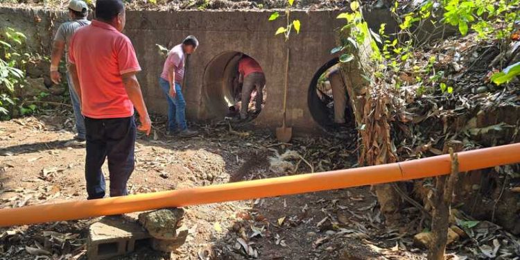 Personal de la Dirección General de Caminos limpia tubería de drenaje en la ruta a Chiquimulilla, para prevenir socavamientos que interrumpan el paso por esa vía.