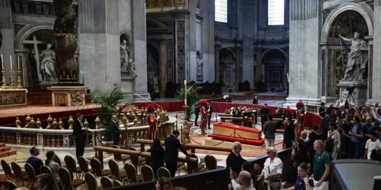 Feligreses hacen largas filas para despedir al papa Francisco en la basílica de San Pedro.