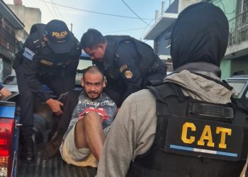 Agentes del CAT donducen a uno de las miembros de la clica Breake dance 33 capturados en la colonia La Reinita, zona 6.