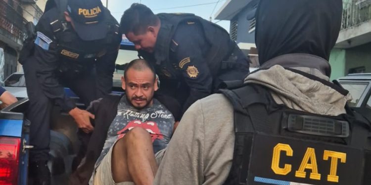 Agentes del CAT donducen a uno de las miembros de la clica Breake dance 33 capturados en la colonia La Reinita, zona 6.
