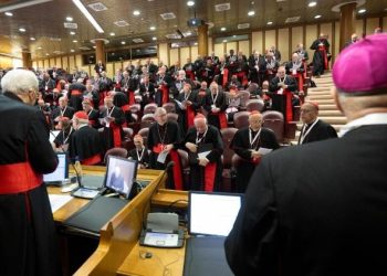 En el Vaticano los cardenales dialogan en un ambiente de cordialidad familirar y de amistad, antes del cónclave que empezará el 7 de mayo.