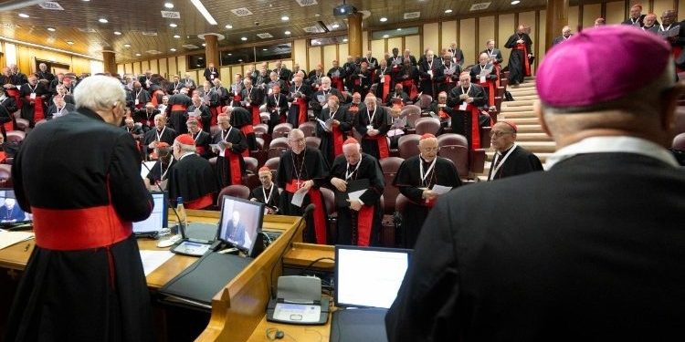 En el Vaticano los cardenales dialogan en un ambiente de cordialidad familirar y de amistad, antes del cónclave que empezará el 7 de mayo.