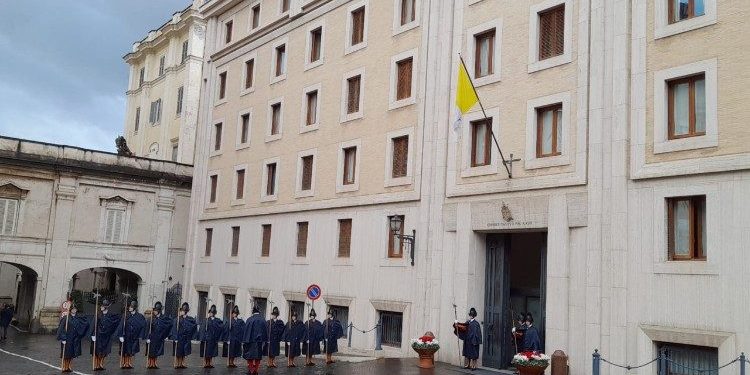 Entrada de la Casa Santa Marta, residencia del papa Francisco.