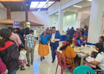 Comensales reciben alimentos en uno de los comedores sociales habilitados en San Marcos.