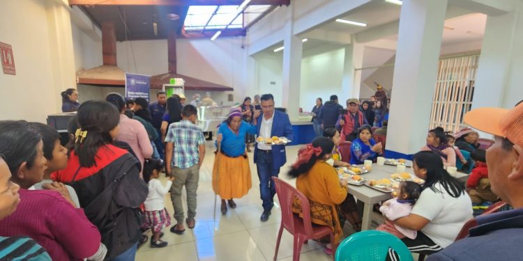 Comensales reciben alimentos en uno de los comedores sociales habilitados en San Marcos.