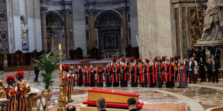 Capilla ardiente del papa Francisco, en la basílica de San Pedro. / Foto: Diario Sur.
