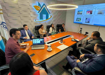 Representantes del sector cooperativo y campesino de Petén recibieron expedientes para subsidios de vivienda. /Foto: Fopavi.