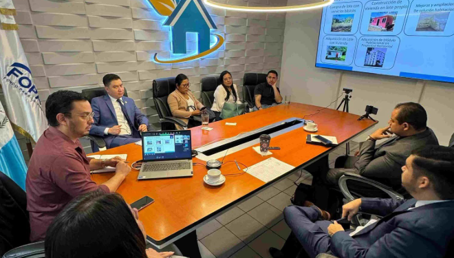 Representantes del sector cooperativo y campesino de Petén recibieron expedientes para subsidios de vivienda. /Foto: Fopavi.