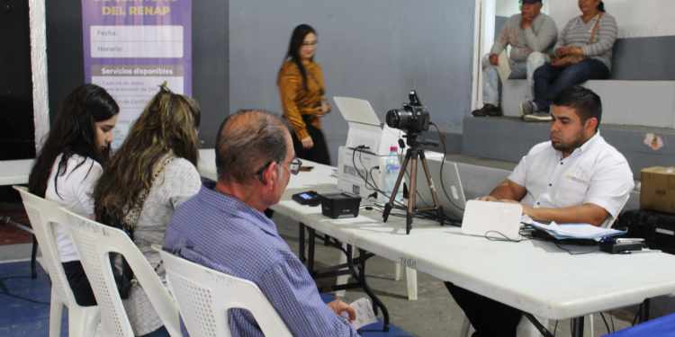 Pobladores de Suchitepéquez asisten a la jornada móvil de servicios integrados