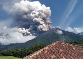 Localizan a dos turistas extraviados en el volcán Santa María. /Foto: Conred.