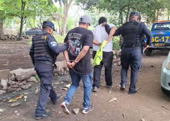Las personas arrestadas cuando se conducían en el camión en jurisdicción de Escuintla fueron identificadas como Félix Leonardo Beltrán Arce, de 44 años, y Luis Fernando Díaz Escobar, de 24 años. / Foto: PNC