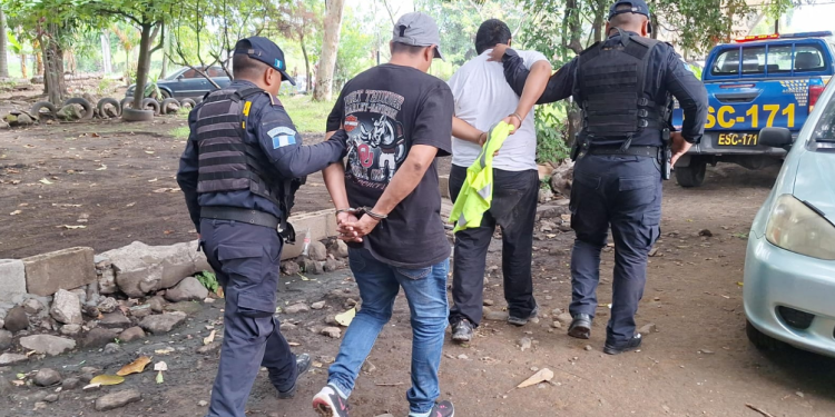 Las personas arrestadas cuando se conducían en el camión en jurisdicción de Escuintla fueron identificadas como Félix Leonardo Beltrán Arce, de 44 años, y Luis Fernando Díaz Escobar, de 24 años. / Foto: PNC