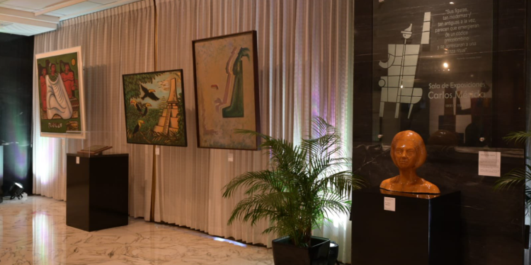 Vista la exposición artística “Exponentes de la plástica guatemalteca del Centro Cívico”