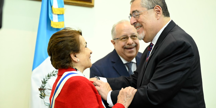 Presidente entrega condecoración a Maritza Ruiz de Vielman