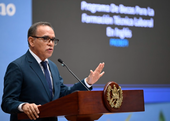 El viceministro de Educación Extraescolar presentó Probefi./ Foto: Álvaro Interiano.