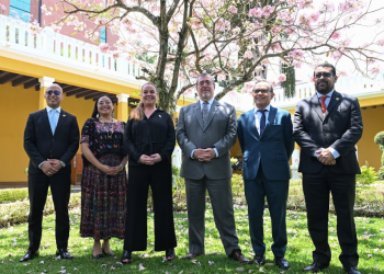 Presidente Arévalo visitó el Ministerio de Educación para supervisar la ejecución de sus programas. (Foto: Byron de la Cruz)