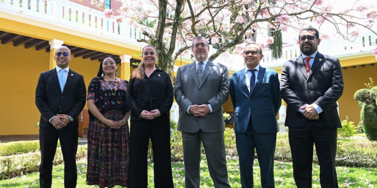Presidente Arévalo visitó el Ministerio de Educación para supervisar la ejecución de sus programas. (Foto: Byron de la Cruz)