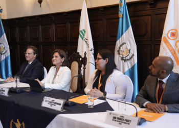 Vicepresidenta Herrera firmó un convenio para fortalecer el programa Oportunidades para Jóvenes Líderes. (Foto: Vicepresidencia de la República)