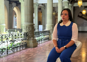 Asesora en Reducción de la Demanda de Seccatid comparte la campaña Verano sin Drogas. /Foto: Alfredo García.