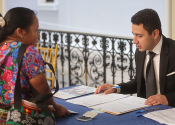 Francisca Xuruc ahora cuneta con el título de propiedad de su vivienda. /Foto: Udevipo.