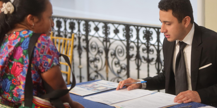 Francisca Xuruc ahora cuneta con el título de propiedad de su vivienda. /Foto: Udevipo.